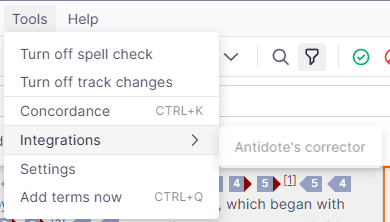 Ein Teil der memoQ editor-Oberfläche zeigt ein Textdokument über Star Wars. Das Dropdown-Menü Extras ist geöffnet und enthält Optionen wie Rechtschreibprüfung deaktivieren, Änderungen nachverfolgen deaktivieren, Konkordanz (Strg+K), Integrationen, Einstellungen und Benennungen jetzt hinzufügen (Strg+Q). Auf der rechten Seite befindet sich eine Seitenleiste mit der Bezeichnung Sprache, in der Fehler, Inkonsistenzen und unbekannte Wörter aufgelistet sind. Mehrere Wörter im Dokument sind unterstrichen, um auf Rechtschreib- oder Stilprobleme hinzuweisen.